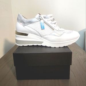 Ron White Rosaleeta Ice Leather Sneaker in White/Silver with arch support